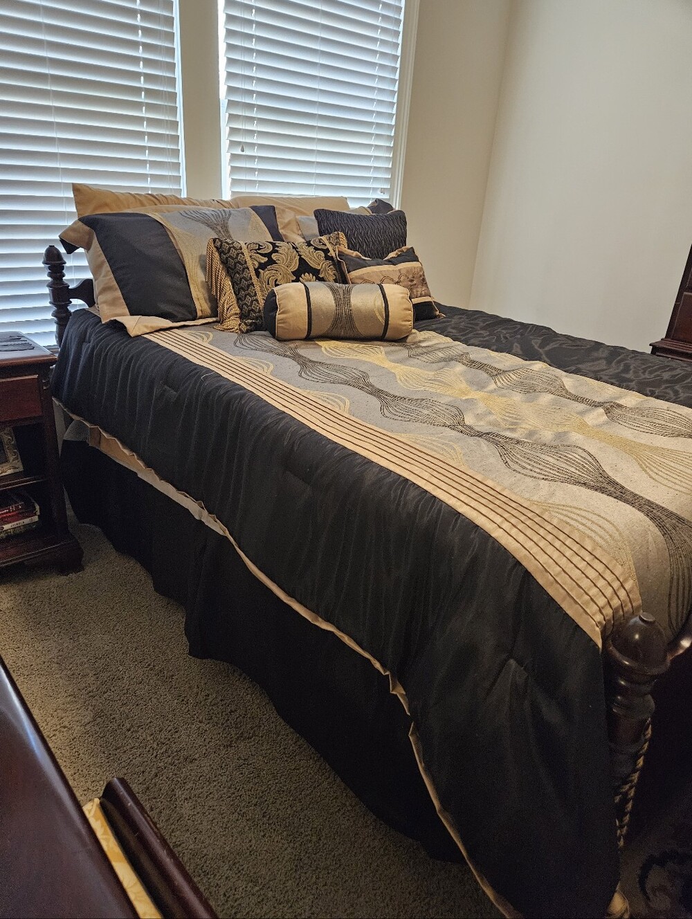 Elegant Black and Gold Comforter Set